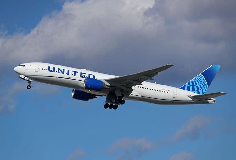 Boeing 777 da United Airlines decola de Barcelona em jornada transatlântica complexa. Reprodução: Business Insider