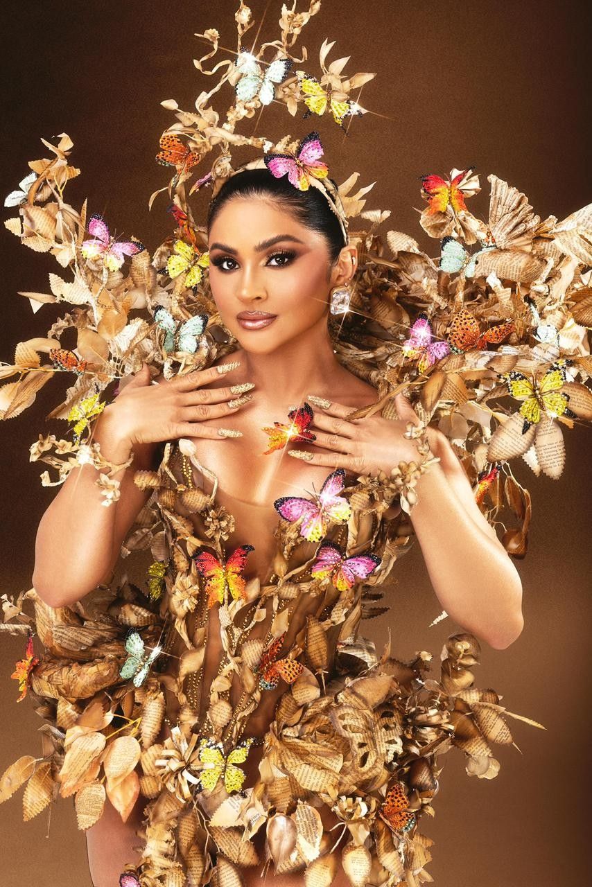 [Mileide Mihaile desfila com fantasia reciclada feita de páginas de livros descartados]. Reprodução: Gshow