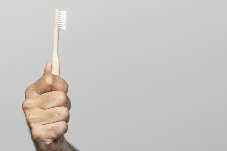 Evite germes nas escovas de dentes e troque-as corretamente