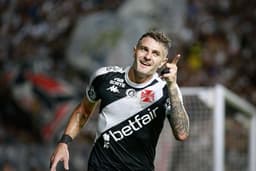 Jogadores celebram vitória em homenagem ao ídolo do clube, aliviando pressão sobre o treinador. Reprodução: Globo