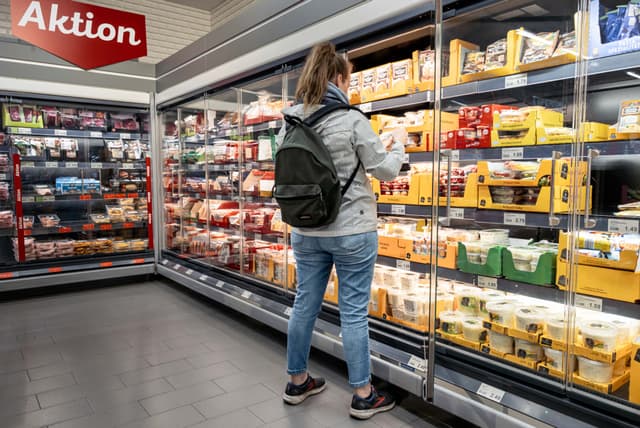 Consumidores europeus mostram resistência a marcas dos EUA, impulsionados por tarifas e sentimento anti-americano.; Reprodução: Business Insider