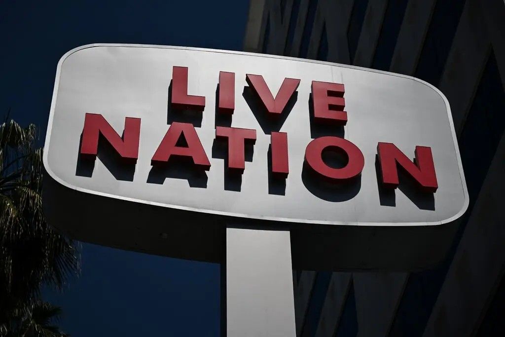 Placa da Live Nation em destaque contra céu azul em São Paulo.