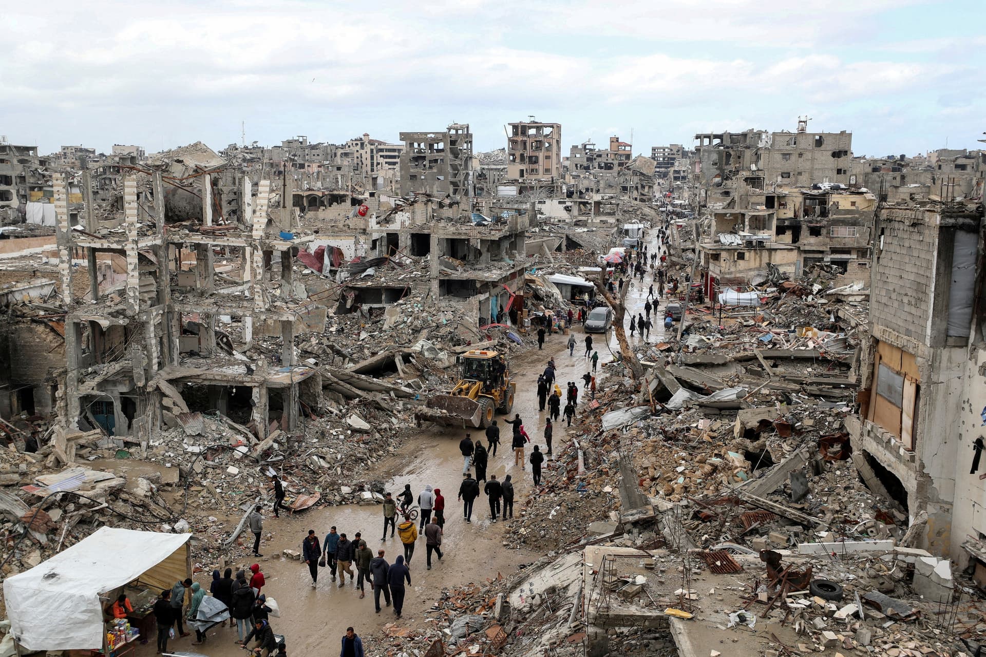 Palestinos em meio aos escombros na Cidade de Gaza após intensos bombardeios. Reprodução: Globo