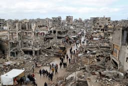 Palestinos em meio aos escombros na Cidade de Gaza após intensos bombardeios. Reprodução: Globo