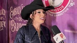 Ana Castela carrega a bandeira do Brasil na abertura do rodeio em Barretos. Reprodução: Globo