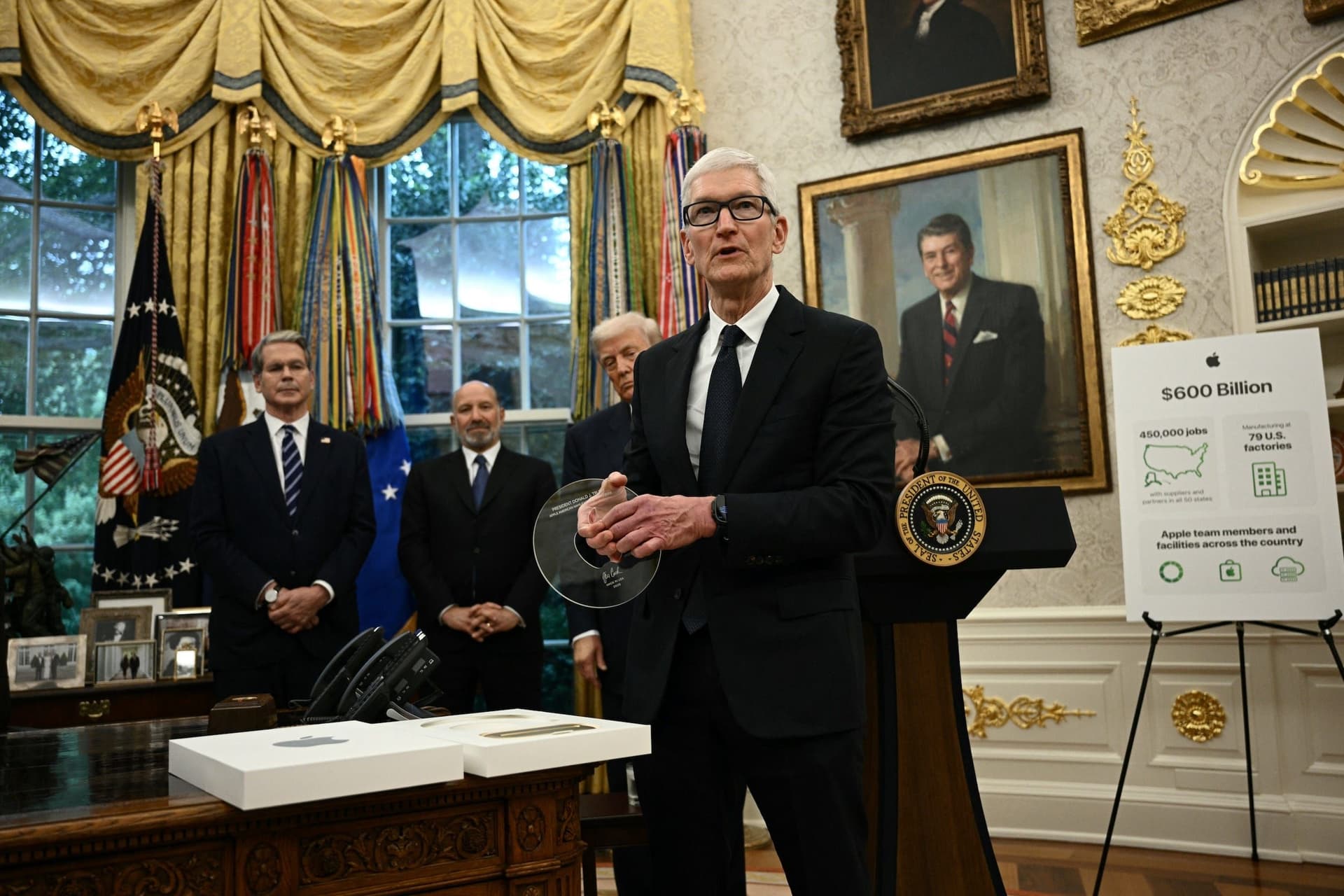 Tim Cook apresenta presente a Donald Trump no Salão Oval. Reprodução: Business Insider