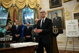 Tim Cook apresenta presente a Donald Trump no Salão Oval. Reprodução: Business Insider
