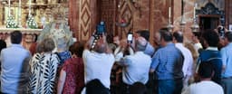Fieis registram a imagem restaurada da virgem Macarena após polêmica sobre os retoques realizados. Legenda da imagem. Reprodução: El País