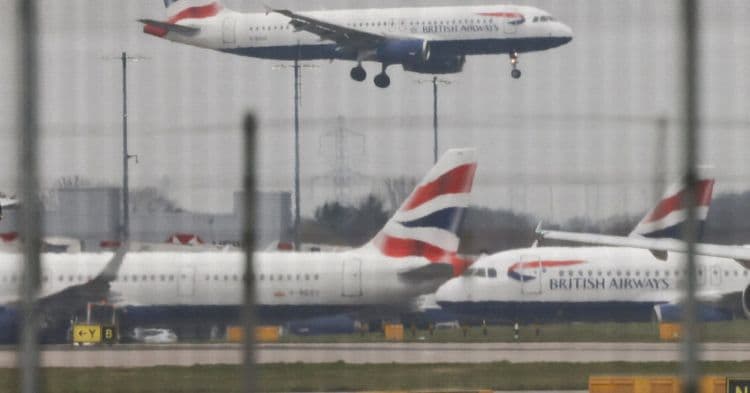 Fechamento do Aeroporto Heathrow Gera Polêmica em 2025