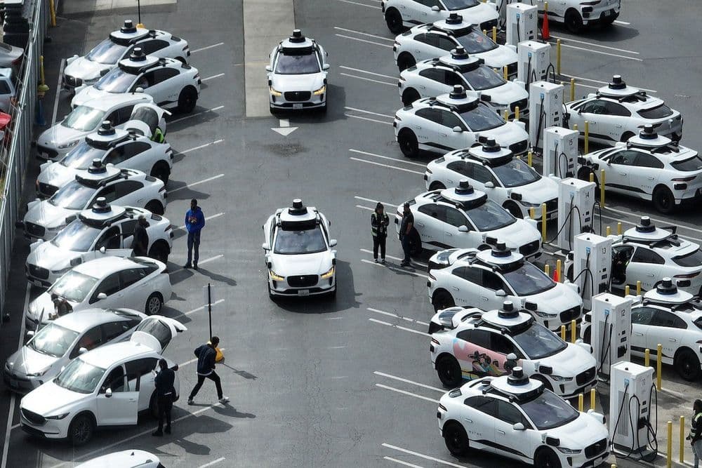 Waymo desenvolve seu império de táxis autônomos em meio à concorrência com a Tesla. Reprodução: Gizmodo