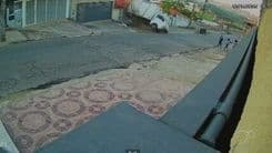 Caminhão desgovernado atinge portão de casa em Sorocaba. Reprodução: Globo