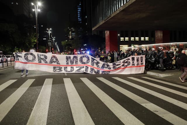 Artigo discute a separação entre militância política e a escrita independente. Reprodução: Globo