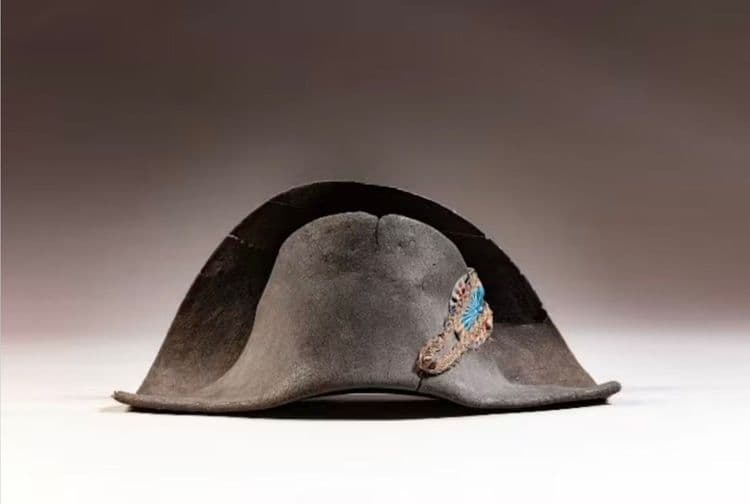 Peças históricas de Napoleão, incluindo bicorne e espada da coroação, serão leiloadas em Paris. Reprodução: Globo