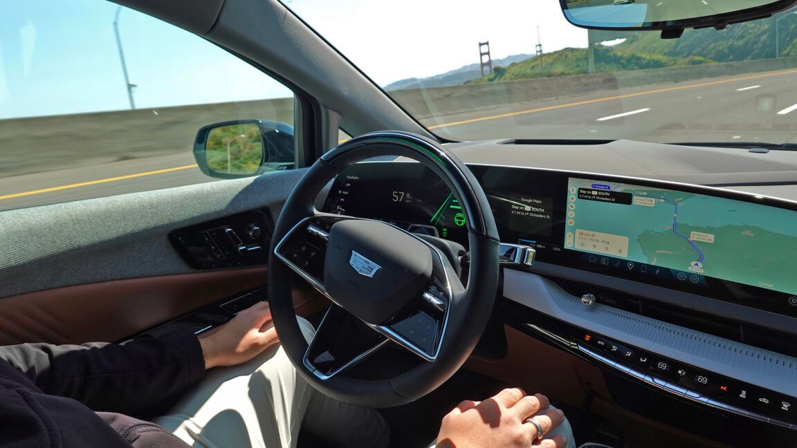 Interior de carro Cadillac com sistema Super Cruise em uso na rodovia.