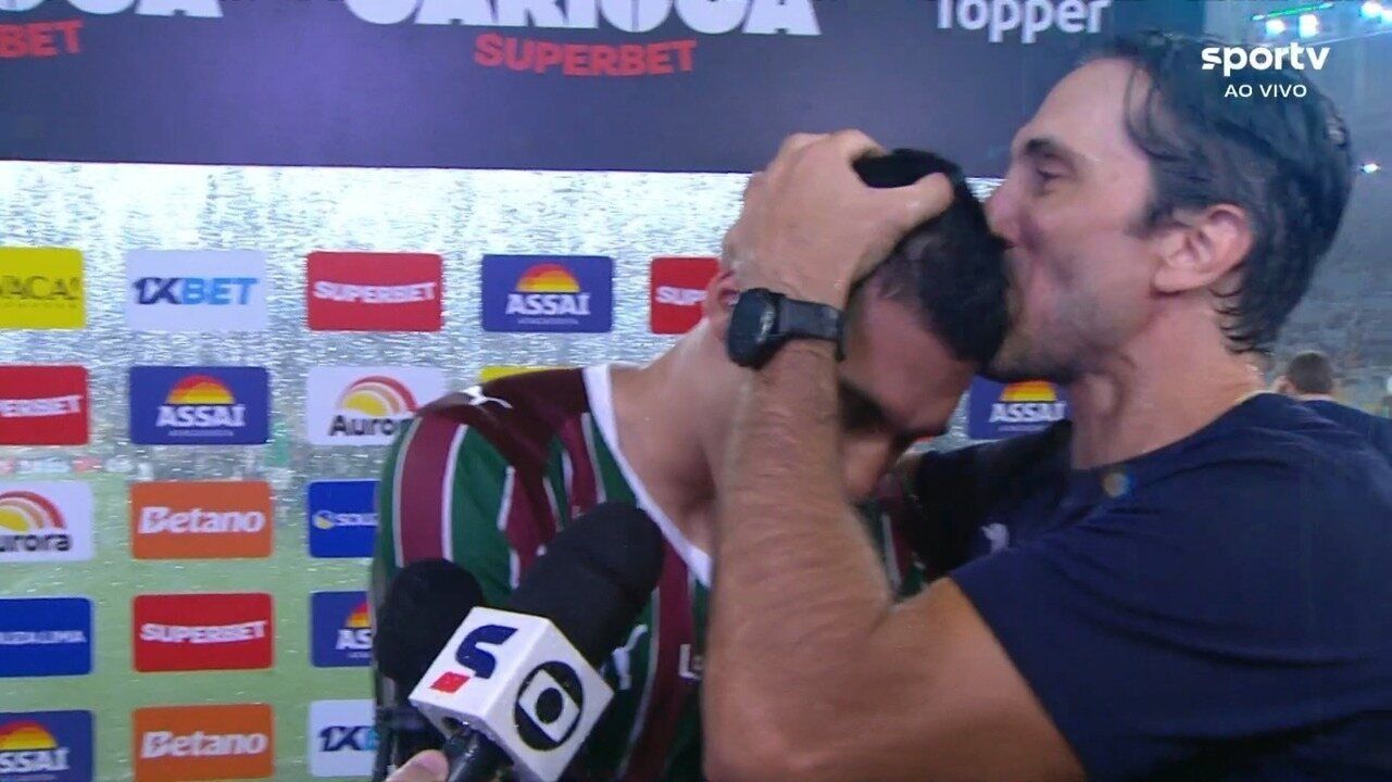 Zubeldía interrompe entrevista de Serna e brinca: Às vezes erra, às vezes acerta.. Reprodução: Ge