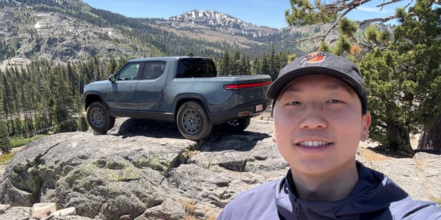 Lloyd Lee testa o novo R1T da Rivian em off-road na Donner Ski Ranch, Lake Tahoe. Reprodução: Business Insider