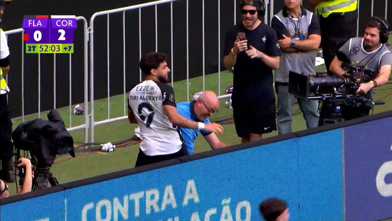 Yuri Alberto celebra gol do título do Corinthians ao lado de Alex Escobar. Reprodução: Ge