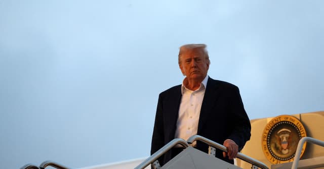 Presidente Donald Trump assina ordem que limita a aplicação de leis contra discriminação. Legenda da imagem. Reprodução: Reuters