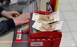Aumento na retirada de dinheiro em supermercados russos devido a interrupções de pagamentos eletrônicos. Reprodução: Alexey Malgavko/Reuters