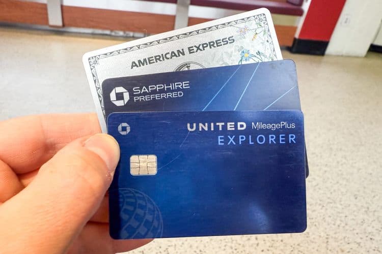 Benefícios de cartões de crédito que compensam as altas taxas de anuidade para viajantes frequentes. Reprodução: Jenna DeLaurentis