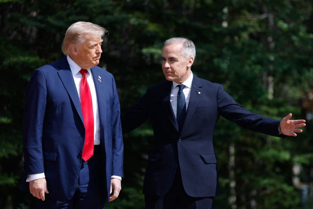 Donald Trump e o primeiro-ministro canadense Mark Carney discutem acordo comercial em Washington. Legenda da imagem. Reprodução: Globo