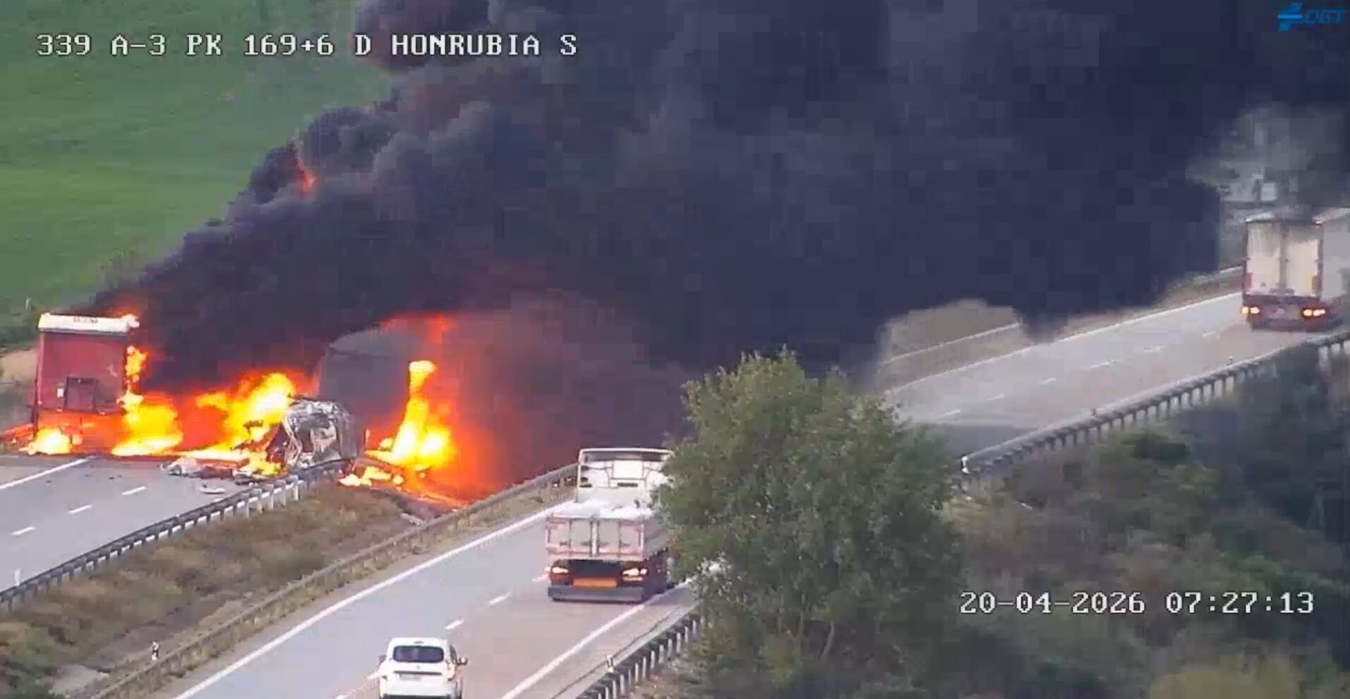 Duas caminhões em chamas bloqueiam a A-3 em Honrubia, Cuenca. Reprodução: Elpais