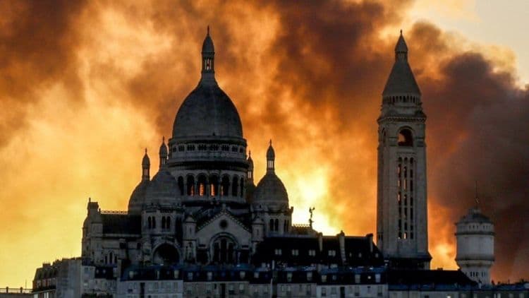 Incêndio devastador atinge centro de triagem de resíduos ao nordeste de Paris. Reprodução: AFP
