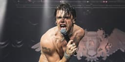 Yungblud se apresenta no Palácio Vistalegre, Madrid, durante a turnê Idols. Legenda da imagem. Reprodução: Retorno do item 11