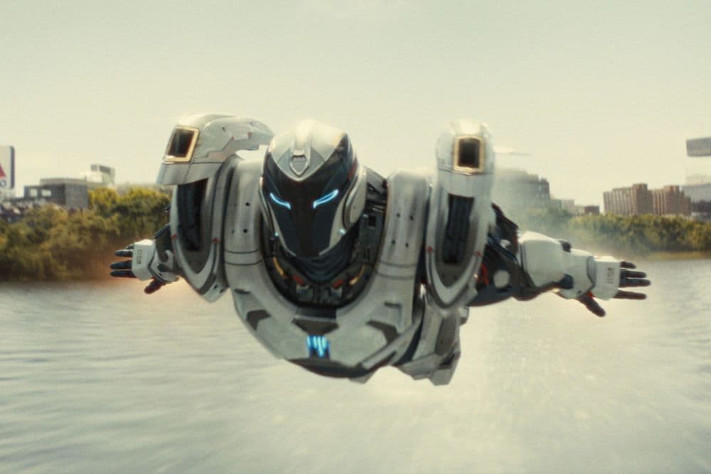 O ator de Iron Man e Doctor Doom discute os novos trajes práticos de Ironheart. Reprodução: Gizmodo