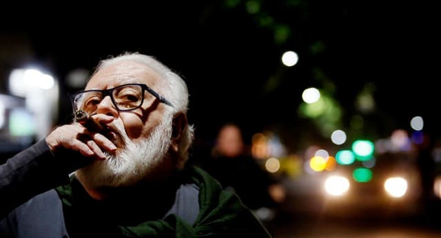 Ricardo Amaral, aos 84, em entrevista sobre o documentário Rei da noite no Festival do Rio. Legenda da imagem. Reprodução: Retorno do item 11