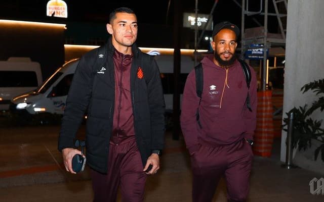 Jogadores Santos e Patrick embarcam para enfrentar o Criciúma na Série B. Reprodução: ESPN