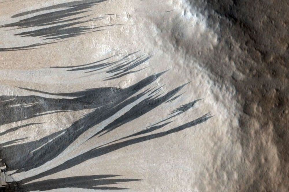 Cientistas debatem a origem das estranhas marcas na superfície de Marte.; Reprodução: Gizmodo