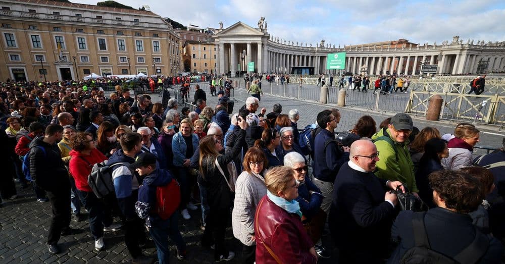 Fiéis se despedem do Papa Francisco na véspera de seu funeral. Reprodução: Reuters