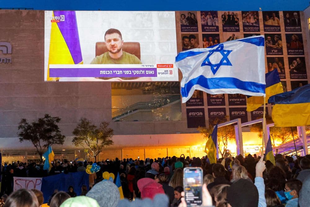 Demonstradores se reúnem em Tel Aviv em apoio aos ataques de Israel ao Irã. Reprodução: Globo