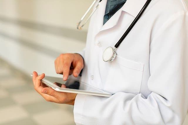 Médico consulta prontuário digital para agilizar atendimento em projetos de integração de saúde. Reprodução: Globo.