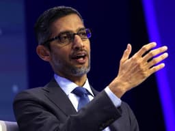 CEO da Google, Sundar Pichai, reafirma saúde na retenção de talentos em meio à guerra por especialistas em IA. Reprodução: Business Insider
