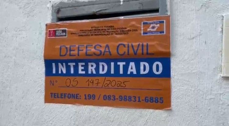 Duas casas são interditadas em João Pessoa após deslizamento de terra em área de risco. Reprodução: TV Cabo Branco