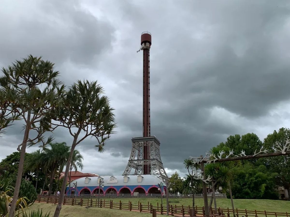 Elevador antigo do Hopi Hari é substituído por nova atração.. Reprodução: G1