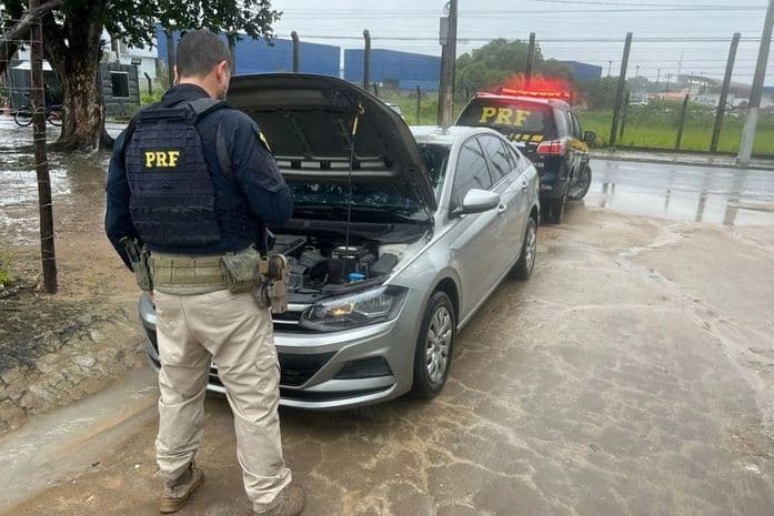 Mulher é presa pela PRF em Maceió por adulteração de sinal identificador de veículo. Reproduzido: Assessoria