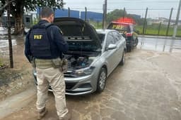 Mulher é presa pela PRF em Maceió por adulteração de sinal identificador de veículo. Reproduzido: Assessoria
