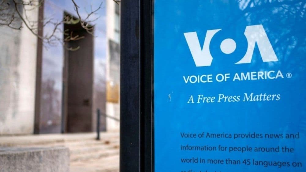 Juiz ordena restauração do financiamento da Voice of America e outros veículos de comunicação. Reprodução: AFP