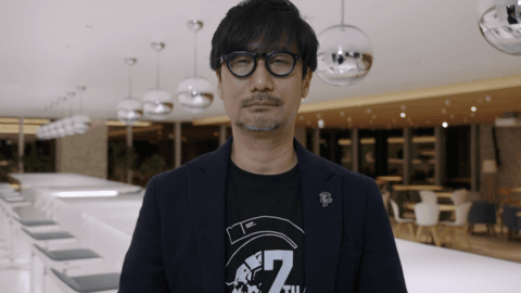 Hideo Kojima em ambiente moderno, possivelmente relacionado a tecnologia e inovação.