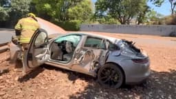 Porsche abandonado após colisão no Lago Sul, Brasília; motorista não localizado. Legenda da imagem. Reprodução: Retorno do item 11