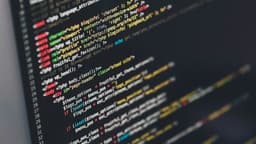 Códigos de programação ilustram como APIs facilitam a integração entre softwares. Reprodução: Tecnoblog