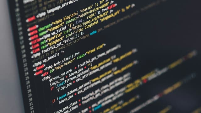 Códigos de programação ilustram como APIs facilitam a integração entre softwares. Reprodução: Tecnoblog
