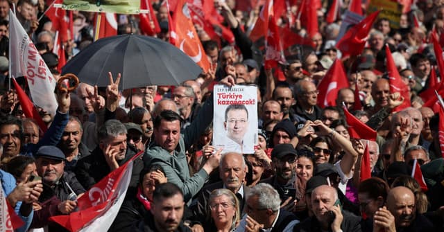 Protestos em Istambul Revelam Crise Política em Meio à Repressão