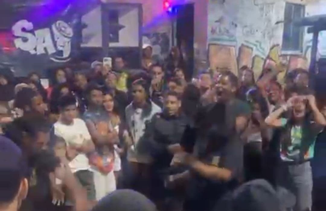 Moradores e familiares lamentam a morte de Herus Guimarães durante operação do Bope em festa junina. Reprodução: Globo