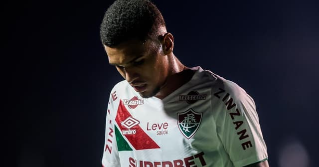 Riquelme Sofre Entorse no Joelho em Treino do Fluminense