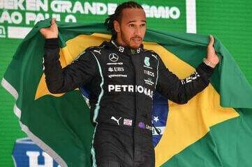 Hamilton cumprimenta fãs italianos após o GP da Emilia-Romagna de F1 2025. Legenda da imagem. Reprodução: Retorno do item 11