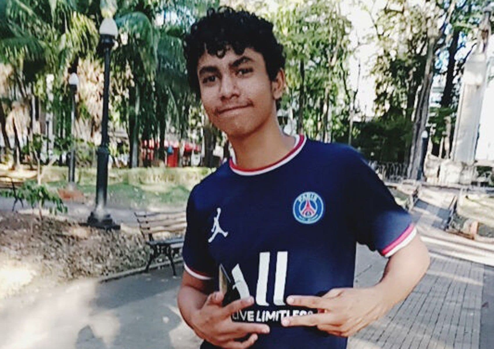 Familiares e amigos se despedem de Alex Gabriel Santos, encontrado morto em Pontal após desaparecimento. Reprodução: G1